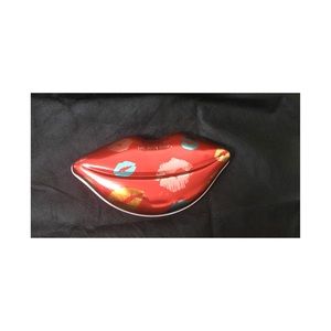 Lips tin can